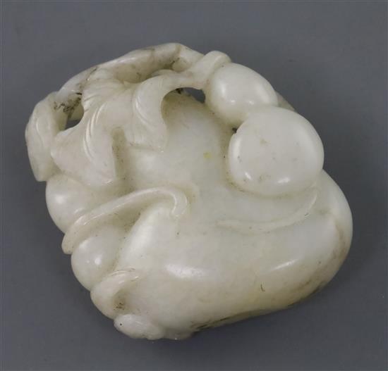 A Chinese white jade carving of gourds, 19th century, 4.6cm